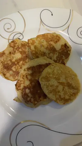 بان كيك بالموز سهل وسريع ولذيذ 🥞🍌 ويارب انها ماتقل عزومي وما أتكيسل 😂 #امومة #وجبات_اطفال 
