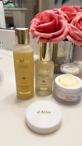 Contiene vitamina “C” Súper  recomendados estos productos 😍 de verdad que mi piel los está amando 10/10 Aquí arriba ordénalos en el carrito naranja 🧡✨ @DALBA #cuidadosdelapiel #skincare #belleza #women #facial 