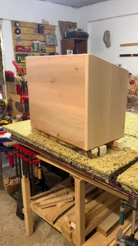 Rahle yapım serimiz devam ediyor 📚 Bu bölümde alt kitap rafı montajı ve ceviz rengi boyama + yağlama işlemi var. Hem fonksiyon hem estetik bir arada. Ahşap işçiliğinde sağlamlık ve zarafet için detayları kaçırmayın. Our Quran stand project continues 📚 In this episode, we add the lower shelf and apply walnut color staining + oil finish. Combining functionality with elegance in woodworking. Stay tuned for every detail.#woodworking #ahşap #mobilya #evdekorasyonu 