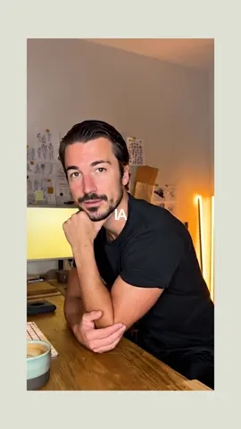 Todo el mundo habla de contenido UGC con IA, pero la mayoría lo está haciendo mal. ¿Una imagen estática con lip sync? Eso no va a funcionar. Todo el mundo se da cuenta de que es IA, y se nota un montón. Aquí está el truco que le ha funcionado a la empresa de mi hermano para generar miles en ventas en solo unas semanas. Paso uno, Higgsfield. Esto no es tu generador de IA básico. Estamos hablando de imágenes hiper-realistas que realmente engañan. Creas un avatar consistente con un perfil de contexto específico. Pero aquí es donde la mayoría la caga. No puedes simplemente adivinar cómo debería ser tu avatar. Primero investigación de mercado. ¿Quién compra tu producto? ¿Cómo se ve? ¿Cuántos años tiene? ¿Dónde se la pasa? Meto este documento de avatar en ChatGPT, lo corro por deep research, le digo exactamente qué hace mi producto. Me da todo el desglose. Demografía, puntos de dolor, estilo de vida, todo. Después me voy a PromptPilot. “Genera 5 escenas diferentes. Una estilo UGC en casa, otra en su lugar de trabajo, y tres más donde este avatar realmente conectaría con mi audiencia.” PromptPilot me escupe las imágenes. De vuelta a Higgsfield, activo el modo lip sync, meto mi script para ese target exacto. Listo. Anuncios UGC que no gritan IA. Gritan auténtico. Tu competencia sigue pagando $500 por video a creadores. Tú estás creando 5 variaciones en 20 minutos. #fyp #parati #ugc #ia #ai 