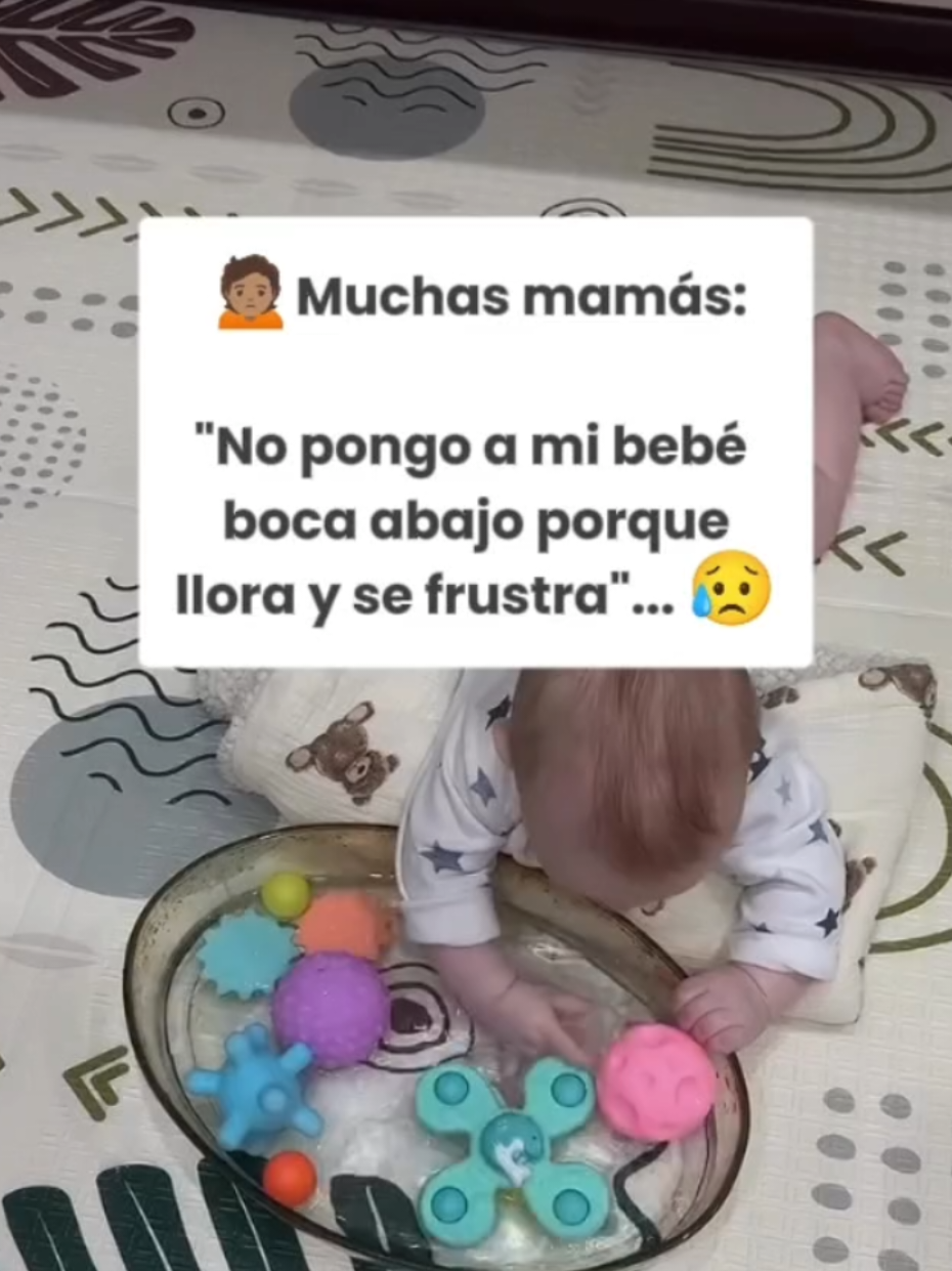 ¿Tu bebé no aguanta mucho tiempo boca abajo? Es hora de tener imaginación!!!  Cada objeto que le presentes le llamará la atención entonces debes de presentarle varias opciones y en diferentes momentos del día 😍 Aprende a estimular con intención 🥰 Adquiere nuestro Pack de Guías de estimulación de 0 meses hasta los 5 años!  Ve al enlace de mi perf!la ahora mismo! 😉🚀 . #estimulaciontemprana #actividadessencillas #hitosdeldesarrollo #estimulacion #tummytime 