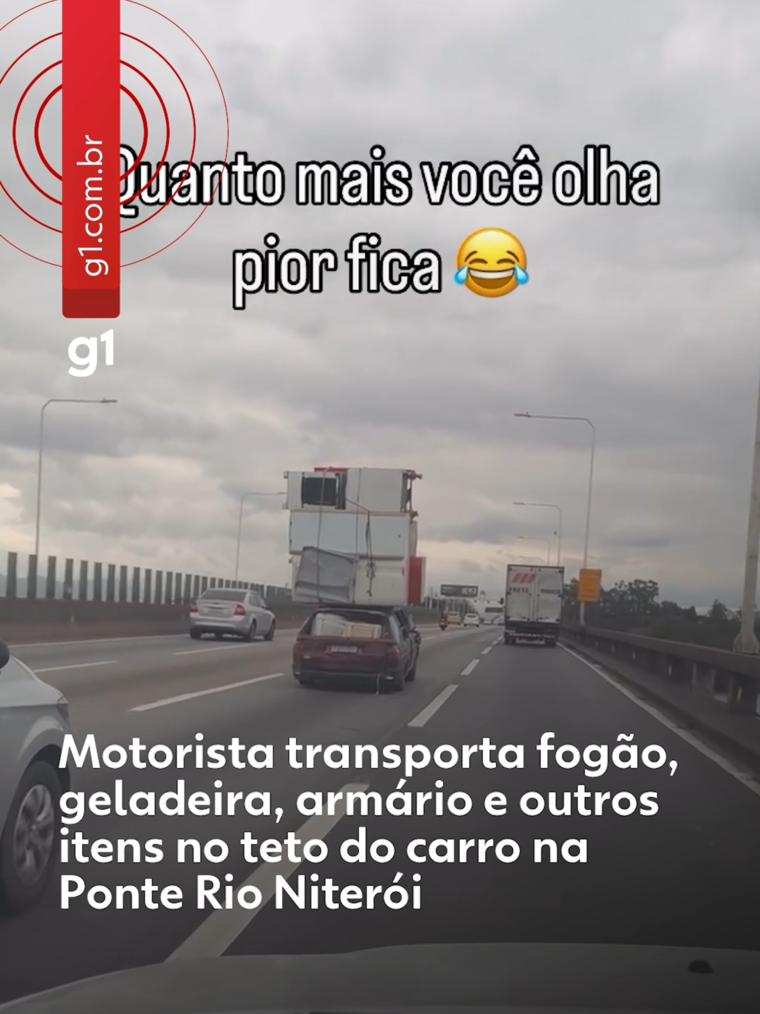 🚗 O que cabe em um Versailles Royale? Pelo menos duas #geladeiras, um #fogão, máquina de lavar e até um #armário, segundo um flagrante na Ponte Rio-Niterói. As imagens, registradas no domingo (7), mostram o carro rebaixado pelo peso da mudança, com eletrodomésticos amarrados no teto e até caixas na mala de vidro quebrado. O caso chamou atenção pelo risco de acidentes. A Ecoponte confirmou que identificou o veículo pelo Centro de Controle Operacional. Até esta publicação, não havia informação se o motorista foi abordado pela Polícia Rodoviária Federal. Saiba mais no #g1 #tiktoknotícias
