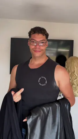 Parte 2 do making off do look que eu fiz do 0 para conhecer @Pabllo Vittar na @trembase.  Quem amou?  - - - - - #drag #deagqueen #pabllovittar #dragrace #costura 