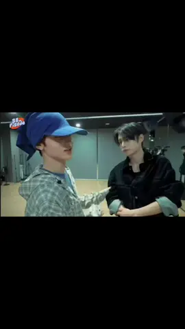 (Hao muestra interés en la chaqueta de Jiwoong) Jiwoong: Está es mi chaqueta más preciada. (Hyung, espera) Hao: Lindo ~(La quiero). #kimjiwoong #jiwoong #Hao #woonghao #zerobaseone 