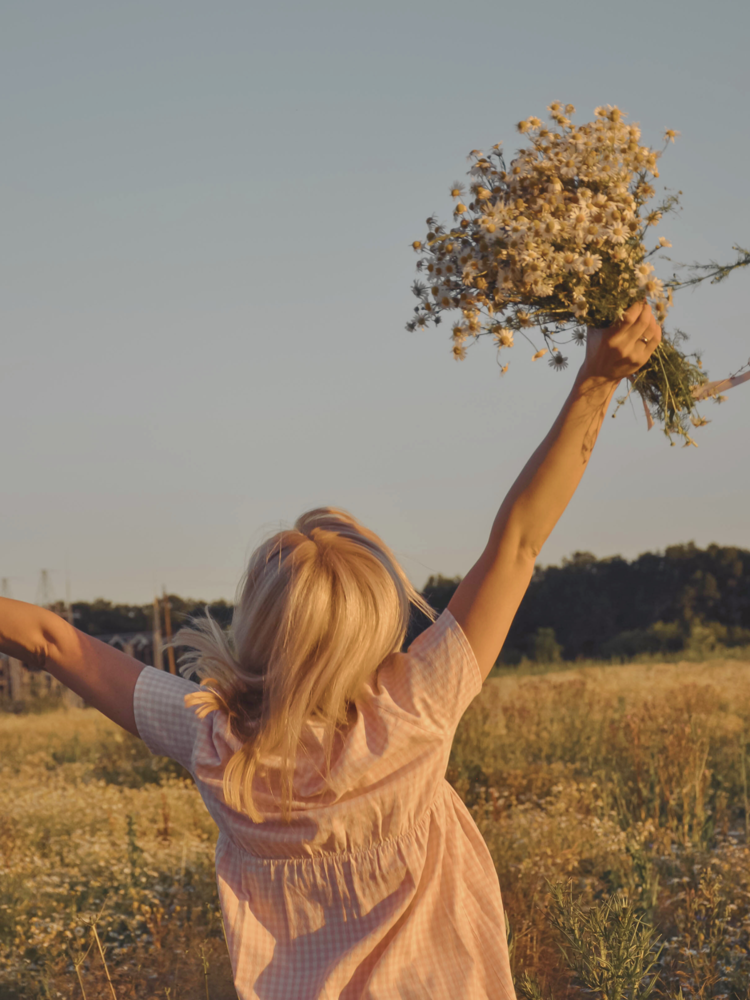 А вы встречали своего кумира? 😱 В @must_know_on мы тоже создаём моменты, которые хочется запомнить: на уроках английский оживает и становится частью вашей реальной жизни. Записаться на занятия в @must_know_on можно в директ или на нашем сайте по ссылке в шапке профиля 💜 #mustknow #englishonline #английскийязык #английскийдлявзрослых #englishforschools #allyouneedisenglish #английскийонлайн #pronunciation #образование #interview #Catherine_Zeta_Jones #Wednesday #Lady_Gaga