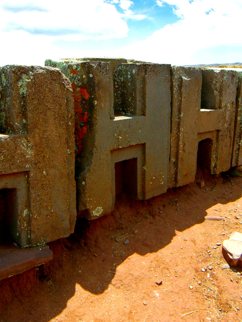Puma Punku: los bloques imposibles de los Andes En el altiplano de Bolivia, a casi 4.000 metros de altura, se esconde uno de los mayores enigmas de la arqueología: Puma Punku, parte de la ciudad sagrada de Tiwanaku. Allí reposan bloques de más de 130 toneladas, transportados desde kilómetros de distancia, y tallados con una precisión que aún hoy resulta desconcertante. Ángulos internos perfectos, cortes imposibles, perforaciones milimétricas y las enigmáticas piedras en forma de “H” que encajan como si hubiesen salido de un molde. Las leyendas hablan de dioses y creaciones en una sola noche… los arqueólogos, de un ingenio humano aún no del todo comprendido. Entre sus ruinas yace una pregunta que sigue sin respuesta: 👁️ ¿cómo lograron levantar esta “puerta” que nunca llegó a abrirse? Los regalos en comentarios están activos para apoyar el canal y que podamos seguir investigando más misterios del mundo. #PumaPunku, #Tiwanaku, #misterios, #enigmas, #arqueologia, #historiaoculta, #civilizaciones, #enigmatico, #lugaresocultos, #culturasantiguas, #andes, #misterio, #enigmasdelmundo, #arqueologiamisteriosa, #historiaancestral, #enigmasancestrales, #arqueologiasecreta, #enigmatic, #misteriosreales, #viral
