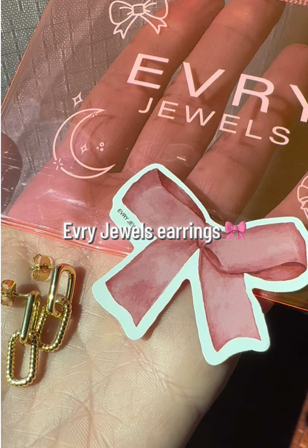 I love these link earrings! I’m a sucker for cute packaging too so I love the little pouch and sticker it came with too. 🥰💕 #earrings #jewelry #evryjewels #foryou #cute