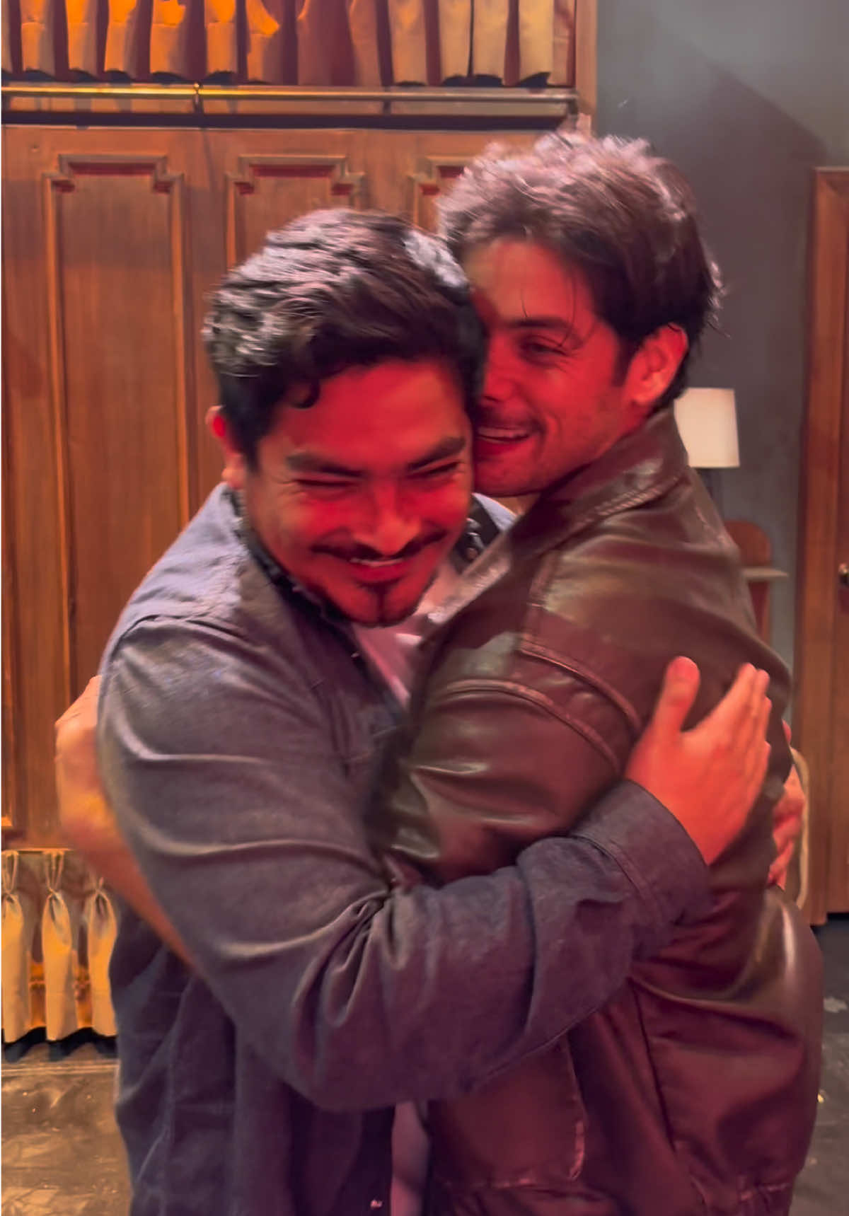 Gracias por venir a acompañarnos en el teatro hermano mío, te quiero para siempre mi rey @Erick Elera ❤️❤️ #elguapoyelmasguapo #hermanosparasiempre