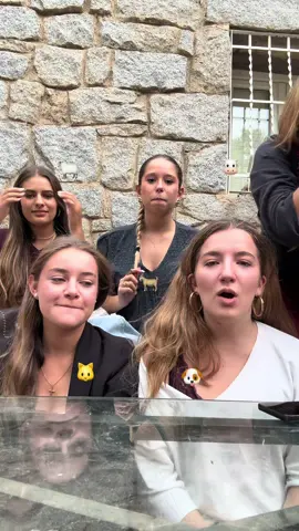 SE LO VIMOS A UNAS CHICAS Y TENÍAMOS Q HACERLO JAJAJAAJAJAJAJAJ COMO LAS QUIERO 