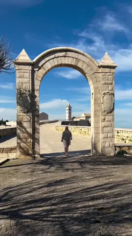 È una delle città più affascinanti della costa adriatica pugliese. Famosa per la sua maestosa cattedrale romanica affacciata direttamente sul mare. Ma non è solo la cattedrale a renderla speciale: il centro storico, i palazzi nobiliari, il porto turistico vivace e i tramonti che si specchiano sulla pietra chiara raccontano una Puglia raffinata e autentica. Città slow, da vivere con calma, passeggiando tra vicoli, sapori e scorci indimenticabili✨ 📍Trani – La città della pietra #trani #destinationwedding #matrimonio #puglia #weddingplanner