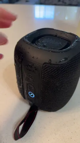 Esta bocina es resistente al agua ideal para hombres que trabajan afuera #bocina #bocinabluetooth  #bocinasdebluetooth  #bocinacintraelagua #bocinaportátil 