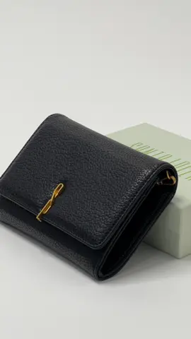 Raio-X fashion: nada melhor do que ter um preview do shape icônico que vem dentro de uma caixa Santa Lolla ✨#SantaLolla #ModaFeminina #bolsa 