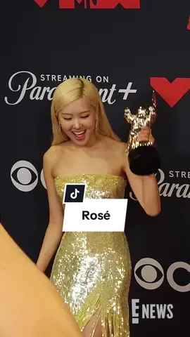 Red hearts, red hearts, to our #VMAs winner, Rosé. ❤️❤️