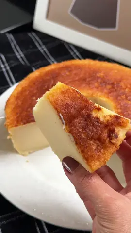 o MELHOR bolo pra tomar café da manhã ou café da tarde 🤤😍 Bolo mole é um dos meus favoritos e é muito facil de fazer!  É só colocar no liquidificador: 1 leite condensado (395g) 4 xícaras de leite liquido  2 colheres de sopa de margarina 2 ovos 1/2 (meia) xícara de açúcar  2 xícaras de farinha de trigo SEM FERMENTO **Forno ou Airfryer a 180° por 45/50 minutos. ** Espera o bolo esfriar pra desenformar  Eu sou apaixonada nesse bolo e aqui em casa todo mundo ama! ❤️🤌🏼 Faz ai na sua casa e me conta o que achou! beijuu ✨ Deixa nos comentários como voce chama esse bolo: bolo mole, bolo pega marido ou bolo de leite?  #bolopegamarido #bolos #bolomole #receitafacil #cafedatarde 