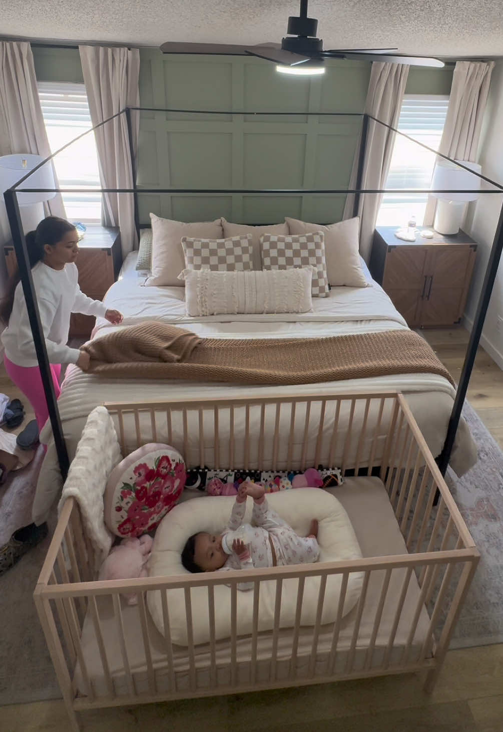 Mí bebé disfrutando de su snack mientras mamá limpia el cuarto 🫶🤭💓 #cleanmyroom #cleaningmotivation #momlife  #creatorsearchinsights #fyp 