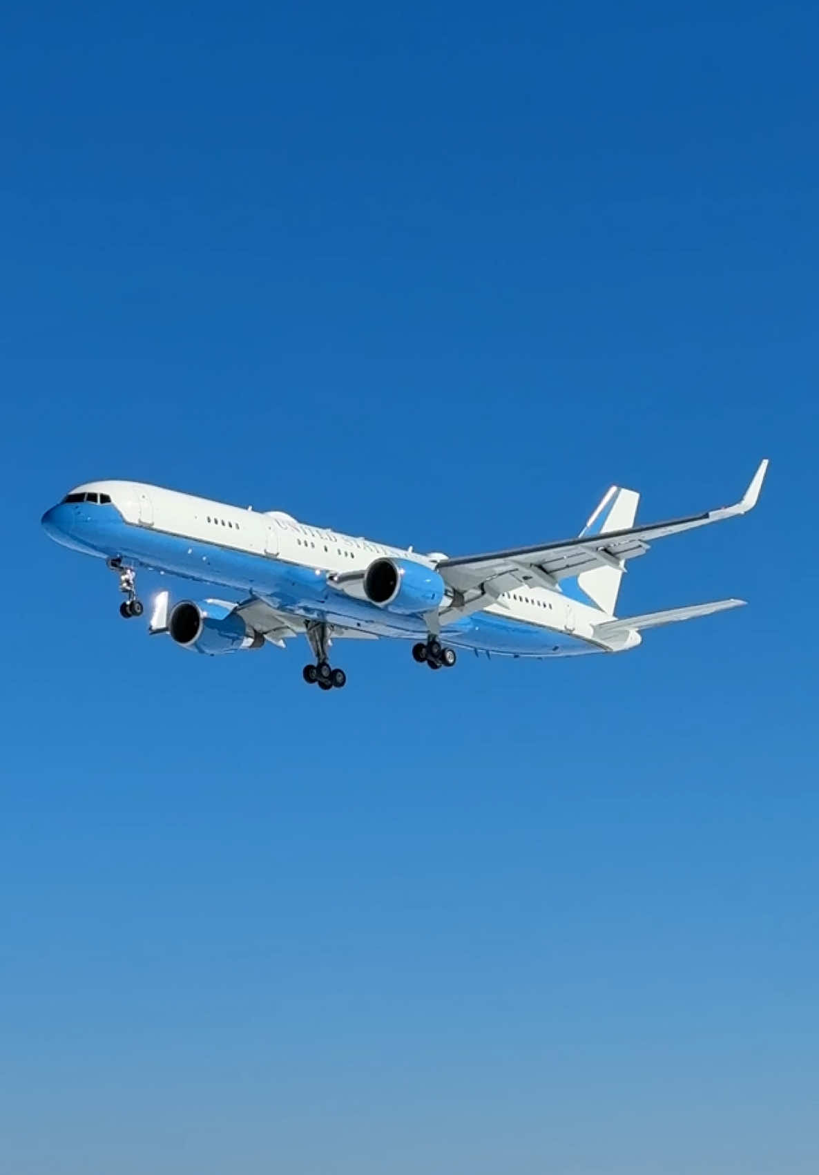 VENUS (Air Force Two) on final in Portsmouth! #planes #military #potus #trump #757 