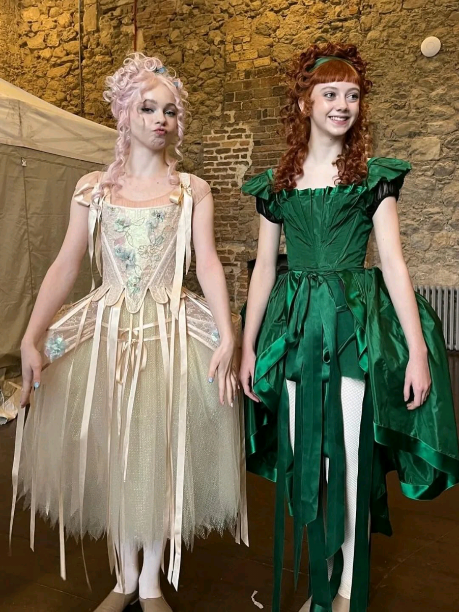 Mais bastidores com Evie e Emma! 🖤 Evie Templeton (Agnes DeMille) e Emma Myers (Enid Sinclair), tendo belos momentos nos bastidores da parte 2 da segunda temporada de Wandinha.  #series #netflix #wandinha #emmamyers #evietempleton 