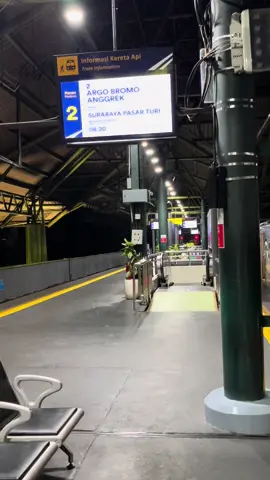 Gambir dikala keheningan malam 🥰 #keretaapiindonesia #railfansindonesia #stasiungambir #xzbca #kai121 