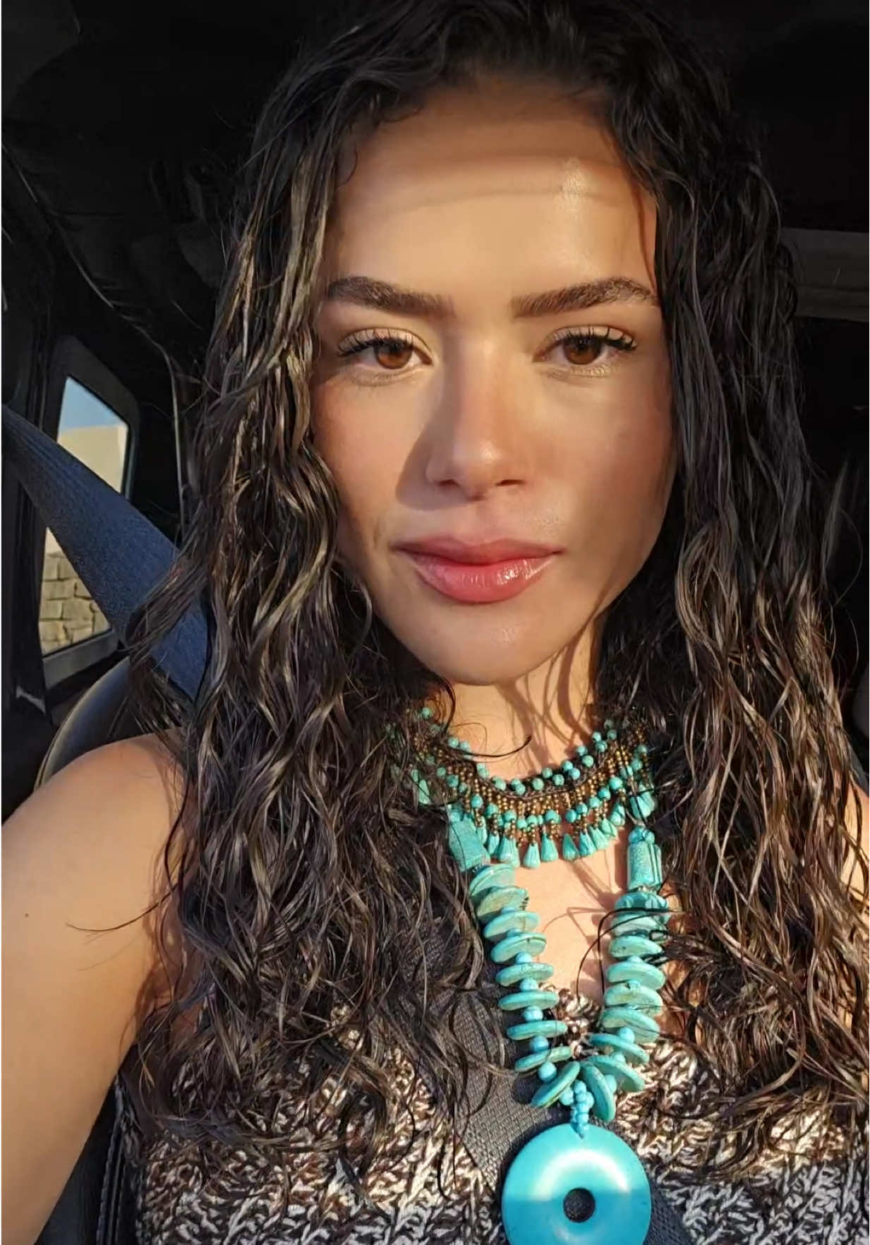 aproveitando a Grécia acompanhada de #IpanemaSempreNova pra dar um glow up nos looks lindos e confortáveis pro verão ☀️🩷  #ElaÉoMomento @Sandálias Ipanema  *publi