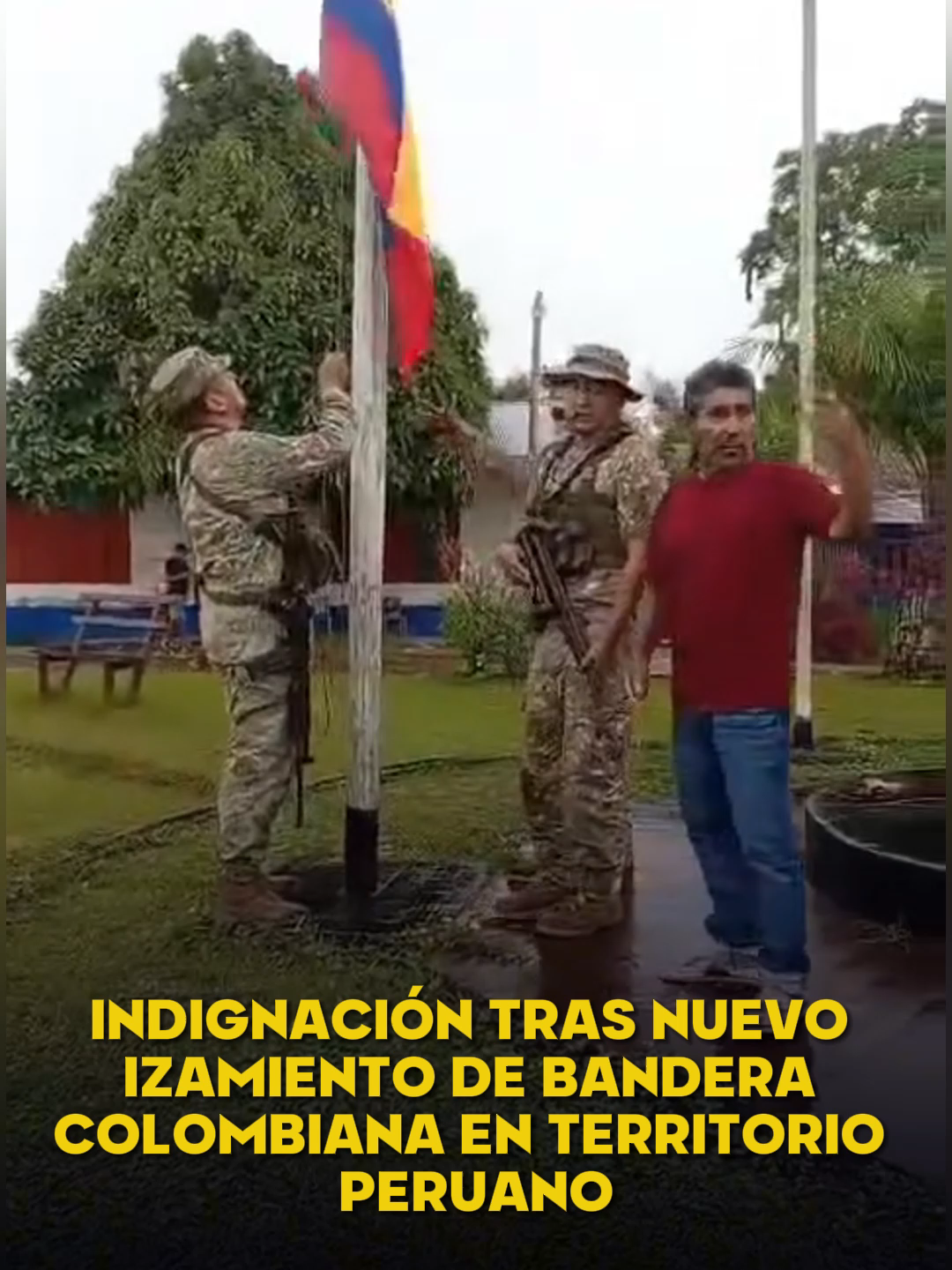 ¿UNA NUEVA PROVOCACIÓN? | La comunidad de Tres Fronteras, ubicada en la provincia de Putumayo, en Loreto, amaneció este domingo con una escena que causó indignación: la bandera de Colombia ondeaba en la plaza principal del poblado. Personal de las Fuerzas Armadas del Perú retiró la bandera extranjera, en medio de los airados reclamos de los pobladores. La presencia del símbolo patrio colombiano fue interpretada como una provocación por los moradores. #noticiasperu #ultimasnoticias #loultimo #noticiashoyperu #loultimonoticiasperu #peru #colombia #gustavopetro #loreto #frontera #noticiainternacional #politicalnews #políticos