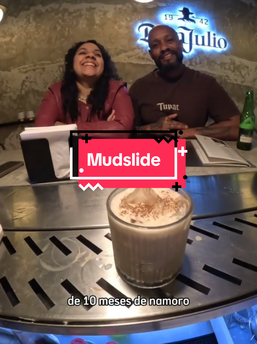 Ainda no @otracado, um cliente comemorava 10 meses de namoro e pediu uma recomendação especial pra namorada 💘. A sugestão foi o clássico Mudslide, um coquetel cremoso, cheio de personalidade e sabor marcante 🍫🥛🥃. Resultado? Eles brindaram felizes e adoraram a escolha! ✨ #bartender #drink #mudslide #cocktail #bartenderlife 
