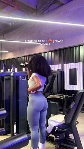 Changing workouts every week is not gonna give you the gains . It’s boring but repeating the same workouts is more effective for muscle growth😮‍💨. #gymtips #GymTok #gym #workouttips