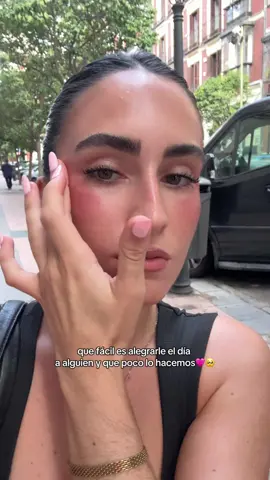 todos los días tenemos la oportunidad de mejorar el día de otra persona 🥹🩷
