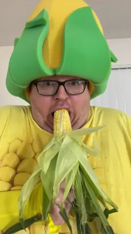 Is this the right way to eat corn?! #corn #cornhole #nomnomnom #vegtables #foodreview 