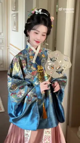 「人人皆可成贵女，心向骄阳绮芳华」 = “ทุกคนล้วนสามารถงามสง่าดุจคุณหนูผู้สูงศักดิ์ งามวิจิตรดังแสงอาทิตย์ที่ส่องประกาย” 👑 ฮั่นฝูหรูหราโทนสีน้ำเงิน-ชมพู จากแบรนด์ Yuan Shan Qiao 👑 ผ้าทอแน่นลายมงคลปักดอกไม้และผลไม้มงคล สื่อถึงความรุ่งเรือง 💐 สีน้ำเงินเข้มสง่า ตัดกับชมพูพาสเทล ให้ลุคอ่อนหวานแฝงพลัง ✨ ใส่แล้วงามดุจคุณหนูผู้สูงศักดิ์ในวังหลัง ออร่าพุ่งจนสะกดทุกสายตา 🌸 ▪︎▪︎▪︎▪︎▪︎▪︎▪︎▪︎▪︎▪︎▪︎▪︎▪︎▪︎▪︎▪︎▪︎▪︎▪︎▪︎▪︎▪︎▪︎▪︎▪︎▪︎▪︎▪︎▪︎▪︎▪︎▪︎▪︎▪︎▪︎▪︎▪︎▪︎▪︎▪︎▪︎▪︎▪︎▪︎▪︎▪︎▪︎▪︎▪︎▪︎▪︎▪︎▪︎▪︎▪︎▪︎▪︎▪︎ สั่งซื้อได้ที่ Line officail:@134bzafv ▪︎▪︎▪︎▪︎▪︎▪︎▪︎▪︎▪︎▪︎▪︎▪︎▪︎▪︎▪︎▪︎▪︎▪︎▪︎▪︎▪︎▪︎▪︎▪︎▪︎▪︎▪︎▪︎▪︎▪︎▪︎▪︎▪︎▪︎▪︎▪︎▪︎▪︎▪︎▪︎▪︎▪︎▪︎▪︎▪︎▪︎▪︎▪︎▪︎▪︎▪︎▪︎▪︎▪︎▪︎▪︎▪︎▪︎ #ฮั่นฝู #Hanfu #YuanShanQiao #แฟชั่นจีนโบราณ #ชุดจีนโบราณ 
