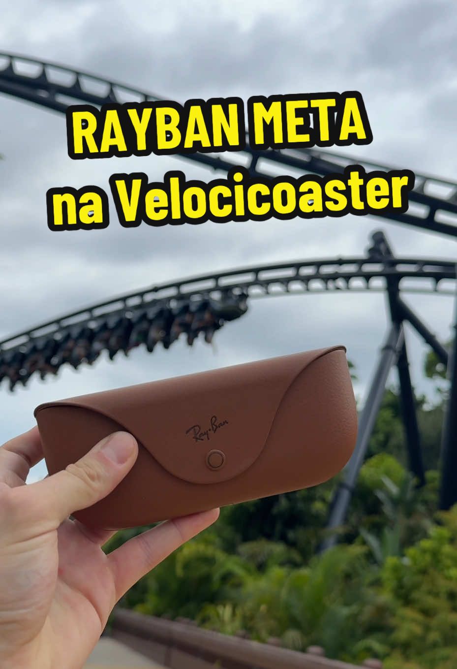 Testando o Ray-ban Meta na Velocicoaster! Deu ruim? Caiu? 😅😝 Esse óculos me ajudou a produzir uns conteúdos bem legais, mas ele não só grava e tira foto, também tem a Meta IA embutida, pra tirar dúvidas, pedir coisas, da pra ouvir música etc! Além de tudo tem essa estabilização daora. Amei 😍✨ Teriam coragem de ir na Velocicoaster? @Universal Destinations Brasil  . #RayBanMeta #Velocicoaster #RollerCoaster #MetaIA #MetaGlasses   