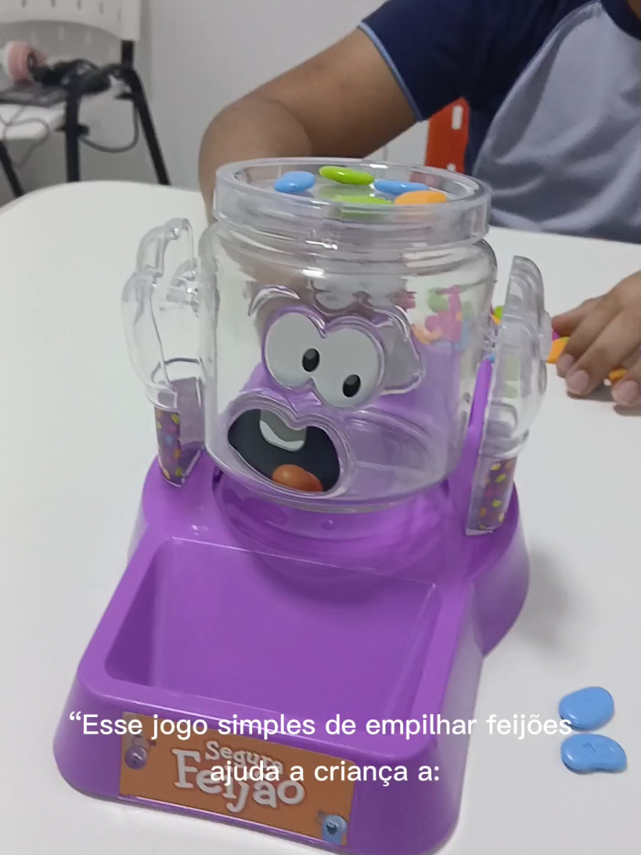 🎲 Segura Feijão 🎲 Um jogo simples, mas cheio de benefícios no desenvolvimento infantil! 💡 👉 Trabalha: ✔ Coordenação motora fina ✔ Equilíbrio e controle da força ✔ Concentração e atenção ✔ Percepção espacial ✔ Paciência e planejamento ✔ Coordenação olho-mão ✔ Noções iniciais de matemática (contagem, cores e tamanhos) 🌟 Além de divertido, esse jogo ajuda a criança a desenvolver habilidades importantes de forma lúdica e leve! 💬 Me conta aqui: você já conhecia esse jogo?
