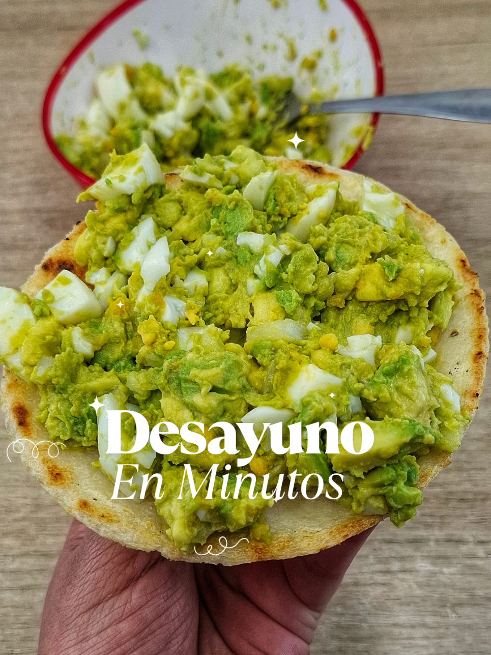 Recetas Fáciles para hacer en Casa 🥑🍳 Desayuno saludable y equilibrado en minutos ⏱️ ¿Buscas un desayuno rápido, nutritivo y lleno de sabor criollo? 🌿 Hoy te comparto una receta fácil que preparo cuando quiero comer rico y mantener el equilibrio: ✨ Solo necesitas: 2 huevos frescos 🍳 Medio aguacate Hass 🥑 Una pizca de sal y cebolla finamente picada 🧅 Y por supuesto… ¡una arepa asada bien doradita! 🫓🔥 👉 Preparación: 1️⃣ Cocina los huevos a tu gusto. 2️⃣ Aplasta el aguacate con sal y cebolla para darle ese toque fresco y cremoso. 3️⃣ Asa tu arepa hasta que quede calientica y crocante. 4️⃣ Sirve todo junto y disfruta de un desayuno completo, balanceado y con ingredientes 100% criollos. Este plato es perfecto para quienes buscan ideas de desayuno saludable, alto en proteína, bajo en complicaciones y con el sabor auténtico de nuestra cocina colombiana 🇨🇴. Ideal si estás en plan de alimentación balanceada o simplemente quieres empezar el día con energía. 💚 Guarda este video para tus mañanas ocupadas y cuéntame en los comentarios: ¿prefieres acompañar tus huevos con arepa o con pan integral? #DesayunoSaludable #DesayunoEquilibrado #RecetasFáciles #DesayunoConAguacate      #creatorsearchinsights 