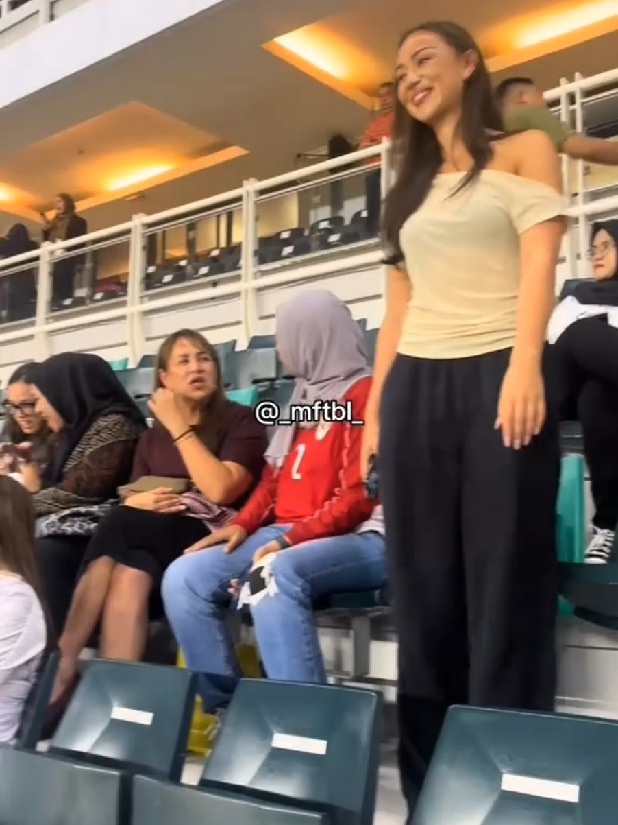 gak ada Mees Hilgers pun kakanya mees , Sara Hilgers dan mamanya tetap nonton timnas langsung .. #fyp #louay #sarahilgers #lindatombeng #meeshilgers