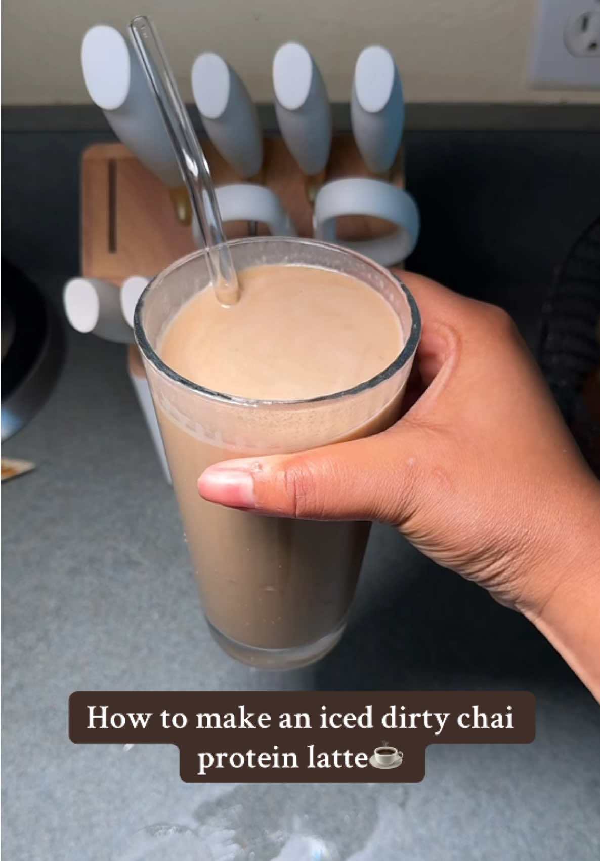 How to make an iced dirty chai protein latte☕️  Ingredients: - 1 scoop of @Truvani vanilla chai protein powder - 1 cup of plant milk  - 1 cup of cold brew #truvani #proteinshake #proteinlatte #veganprotein #veganproteinpowder #dirtychai #dirtychailatte 