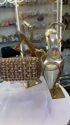 ensemble chaussures et pochettes doré, ensemble pochettes et chaussures doré 