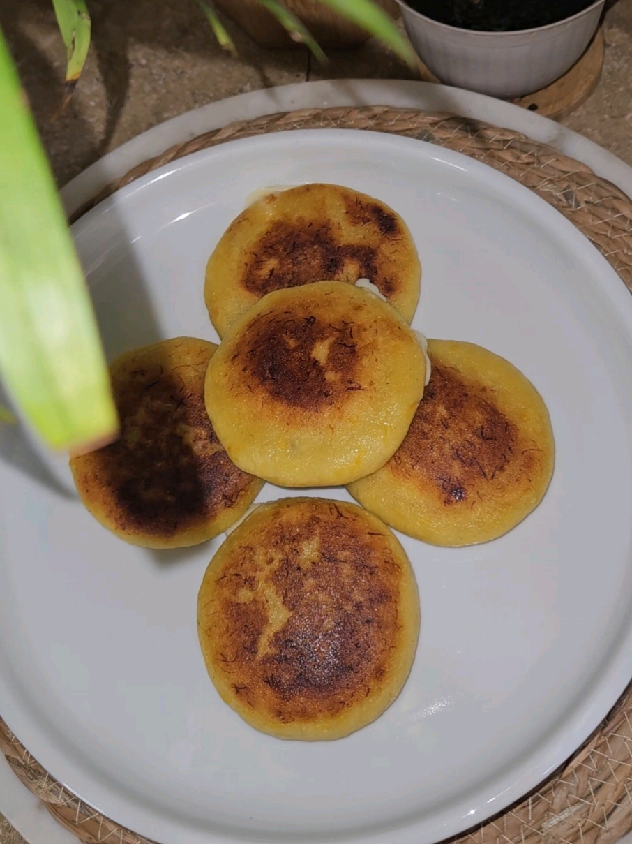 Arepas de plátano con queso derretido 🤤🧀 ¡Miren esta delicia doradita! con tan solo 3 ingredientes principales ✨️🙌 #arepas #arepasdeplatano #recetasfaciles #mozarella  #antojitos 