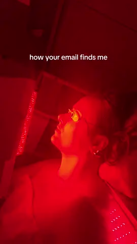 setting my auto-reply as “sry in the incubator” #redlighttherapy #corporatehumor 