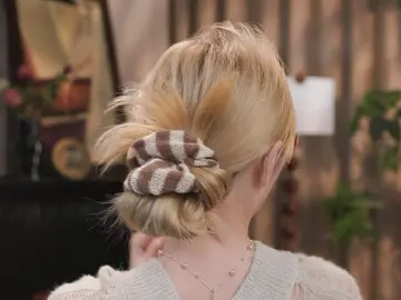 Chiếc bun thấp này xinh quá 🥰 Một chiếc scrunchie bản to thôi là có ngay kiểu tóc gọn gàng, nhẹ nhàng mà vẫn khí chất 💕 Phù hợp đi học, đi làm hay đi chơi đều ok hết nha ✨ #lowbun #tocdepmoingay #kieuTocHanQuoc #scrunchie #buoctocdep 