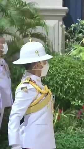 ในหลวงทรงยิ้มตั้งแต่ลงรถพระที่นั่ง  ในวันที่ลูกประสบความสำเร็จวิชาการทางทหาร ทรงดีใจกับความสำเร็จของลูกผู้ทรงเป็นที่รักดังดวงตาของพระองค์