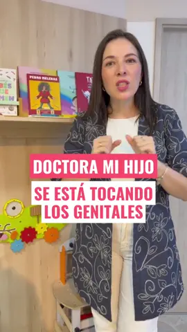 ✨ Muchos papás me preguntan preocupados: “¿Por qué mi hijo se toca sus genitales y hasta se esconde para hacerlo?” Quiero decirte algo muy importante: esto es normal ✅. Entre los 2 y 3 años, los niños comienzan a explorar su cuerpo y sienten curiosidad (sí, incluso de sus genitales). No tiene nada que ver con la masturbación adulta, es simplemente autoconocimiento. 👩‍👩‍👧 Nuestra tarea como padres es acompañar ese proceso con educación: ✔️ Enseñarles que su cuerpo se respeta. ✔️ Que hay partes privadas que siempre van cubiertas. ✔️ Que nadie más puede tocarlas sin su consentimiento. Educar desde el amor y la claridad les da seguridad para toda la vida 💙.