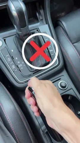 ¿Sabías que el botón del freno de mano “tradicional” no se usa siempre? 🙄 Para algunas esto será un #BoluTip y para otras un recordatorio 💫 🔼 Al subirlo: NO hace falta tocar el botón. El clásico “clic clic” asegura que quede bien trabado. 🔽 Al bajarlo: SÍ, apretá el botón para liberarlo suave, sin forzar el mecanismo. Así cuidás tu auto y te asegurás de que el freno cumpla su función cuando más lo necesitás. Y en próximo reel algunas recomendaciones de los frenos de mano eléctricos que tienen algunos autos nuevos 🚗 #MujeresAlVolante #tipsmav