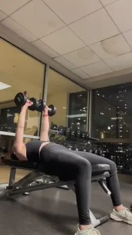 The form might not be pretty but at least I’m out here working on myself #gymmom #workingonworkingout #lovingmyself 