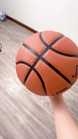A ball without air needs a tool to pump it up.#minipump #sports #basketball #convenientlife #electronic 
