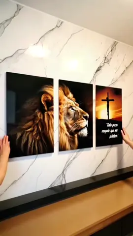 Transforme sua sala com fé e inspiração! 🦁✝️ Esse quadro decorativo une a força do leão e a cruz com um versículo bíblico poderoso: 