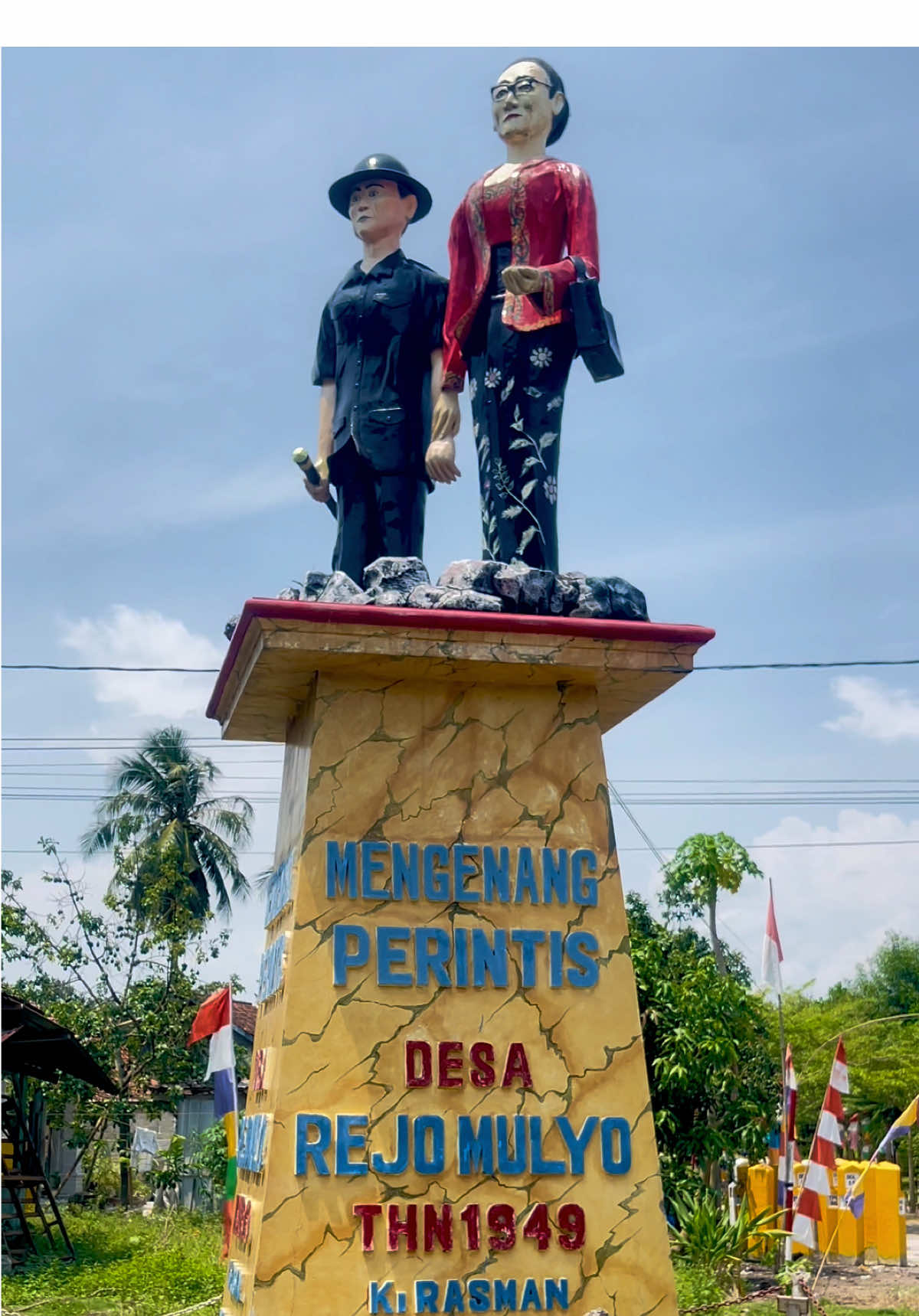 Rejo Mulyo penuh historis. Desa Rejomulyo mulai berdiri sekitar tahun 1949, diinisiasi oleh KI Rasman bersama istrinya, Ny. Jaenelarve Rasmini.  Ki Rasman merupakan penduduk asli asal Gombong, Jawa Tengah, sedangkan Ny. Jaenelarve adalah keturunan Belanda. sebelumnya tinggal di daerah Trikora, tidak jauh dari lokasi Desa Rejomulyo yang kini merupakan sebuah desa baru, dipisahkan oleh perkebunan karet (Rotterdam) yang dibangun Belanda.  #desasejarah #jamanbelanda #sejarah 