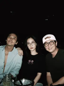 prompt : Bantu aku , menggabungkan perempuan di tengah 2 lelaki dan posisi tangan perempuan dipundak kiri baju biru  . Suasana dan efek foto mengikuti foto lelaki tersebut . Tidak MENGUBAH apapun dari WAJAH 3 orang tersebut. NB : FOTO MENTAHAN CARI SENDIRI YA GUYS YANG FOTO DITENGAH NAMGIL SAMA JUJIHON DI EDIT  . DAN APP MENGUNAKAN GEMINI AI  #jujihoon #kimnamgil #fyp #ai #fyppppppppppppppppppppppp 