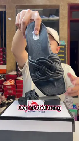 Màu đen đi nó sang, sáng da, đi mùa mưa thì sạch sẽ lắm ạ #manhgiay #depquaingang #deple #depnu 