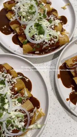 Enrolladas de mole 🤤 #fyp #paratii #food #deliciousrecipes #yummy 