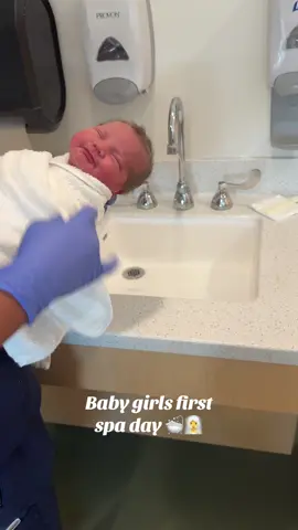 Her little smile!!!!! I cannot #spa #baby #firstbath 