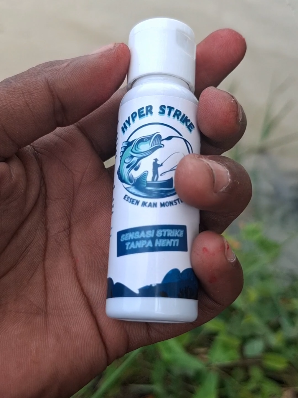 Essen Hyper Strike hadir dengan aroma unik yang bisa bikin pengalaman mancing lebih seru. Cocok dipakai di kolam harian atau sekadar mancing santai #essenmancing #umpanjitu #mancingikan #fishinglife #mancingmania 